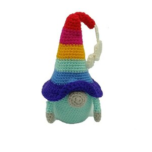 Πλεκτός νάνος-ξωτικό (gnome) ουράνιο τόξο ύψους 17cm - crochet, μινιατούρες φιγούρες, αξεσουάρ γραφείου