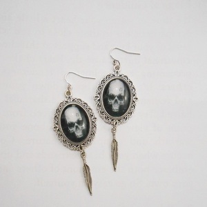 Σκουλαρίκια με γυαλί, νεκροκεφαλές και charms, κρεμαστά Skull earrings Gothic gift - γυαλί, κρεμαστά, γάντζος