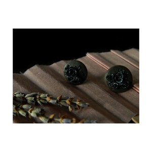 Black roses stud earrings- Χειροποίητα καρφωτά σκουλαρίκια πολυμερικού πηλού με λεπτομέρειες λουλουδιών σε μαύρο χρωμα με εφέ λαμψης - πηλός, λουλούδι, καρφωτά, μικρά, καρφάκι - 2