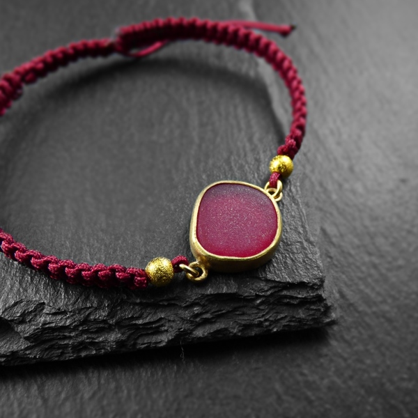 "Red Seaglass bracelet" - Xειροποίητο επίχρυσο 18κ ματ βραχιόλι μακραμε με φυσικό κόκκινο γυαλάκι της θάλασσας! - γυαλί, επιχρυσωμένα, μακραμέ, αυξομειούμενα - 2