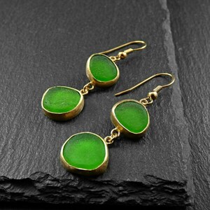 "Multi Colour Seaglass earrings" - Xειροποίητα επίχρυσα 18κ ματ σκουλαρίκια με φυσικά πράσινα γυαλάκια της θάλασσας! - γυαλί, επιχρυσωμένα, κρεμαστά, γάντζος - 3