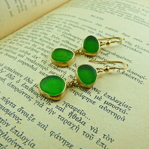 "Multi Colour Seaglass earrings" - Xειροποίητα επίχρυσα 18κ ματ σκουλαρίκια με φυσικά πράσινα γυαλάκια της θάλασσας! - γυαλί, επιχρυσωμένα, κρεμαστά, γάντζος - 4