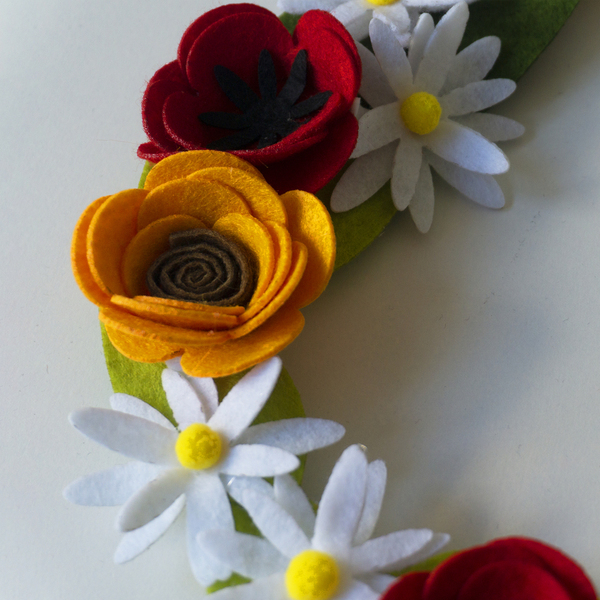 Διακοσμητικό στεφάνι με λουλούδια από τσόχα - 20 εκ - στεφάνια, λουλούδια, ανοιξιάτικα λουλούδια - 2