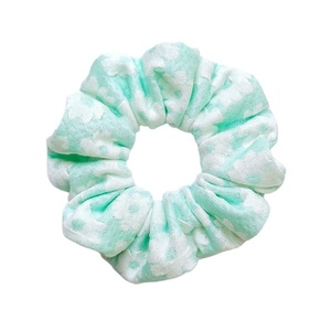 Φλοραλ scrunchie σε τυρκουάζ παστέλ απόχρωση - μπλε, ύφασμα, χειροποίητα, λουλουδάτο, λαστιχάκια μαλλιών