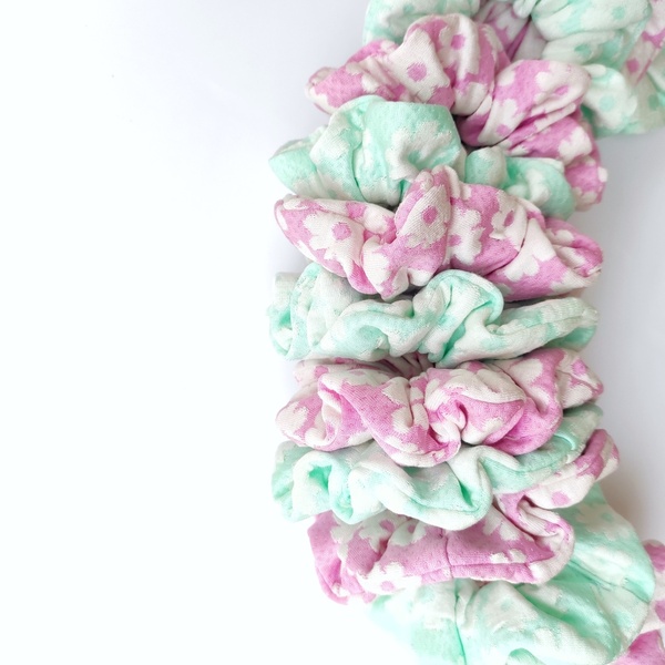Φλοραλ scrunchie σε τυρκουάζ παστέλ απόχρωση - μπλε, ύφασμα, χειροποίητα, λουλουδάτο, λαστιχάκια μαλλιών - 5