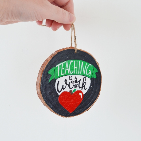Ροδέλα ξύλου - στολίδι για δασκάλους, διαμέτρου περίπου 10 εκ. και ζωγραφισμένη στο χέρι σε στιλ μαυροπίνακα - πίνακες & κάδρα, στολίδι, δώρα για δασκάλες - 3
