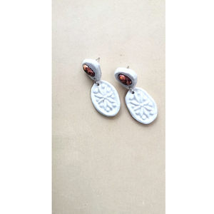 "white daisy" Handmade Embossed Dangle Earrings (3 cm Height) - πηλός, boho, καρφάκι