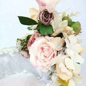 Ανοιξιάτικο καλάθι άσπρο με ροζ και ιβουάρ λουλούδια - ξύλο, διακοσμητικά, ψάθινα - 5