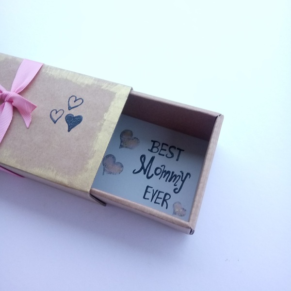 Ευχετήρια Κάρτα in a ΒΟΧ Best Mommy Ever 7,6 x 12,3 x 4,9 εκ σπιρτόκουτο χαρτί Μαμά The Pink Feather - μαμά, γενική χρήση, γιορτή της μητέρας, ευχετήριες κάρτες - 3