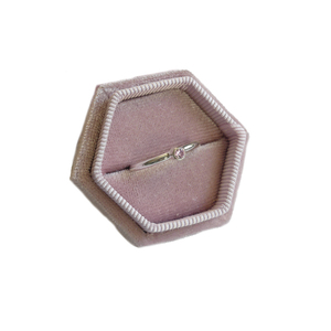 Επαργυρωμένο μονόπετρo με ροζ ζιργκόν (3 mm). Μέγεθος: προσαρμοζόμενο - ορείχαλκος, επάργυρα, βεράκια, αυξομειούμενα