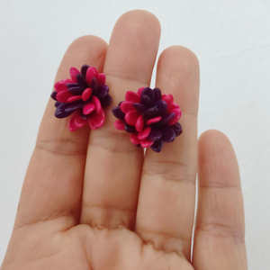 Μοβ και φούξια cluster γυναικεία χειροποίητα σκουλαρίκια από καρπούς tagua - αλπακάς, λουλούδι, καρφωτά, μικρά, καρφάκι - 3