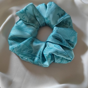 Σετ από δύο σατέν silk scrunchies λαστιχάκια μαλλιών φούξια και θαλασσί με λαχούρια 2τμχ - ύφασμα, λαστιχάκια μαλλιών, δώρο γεννεθλίων - 4