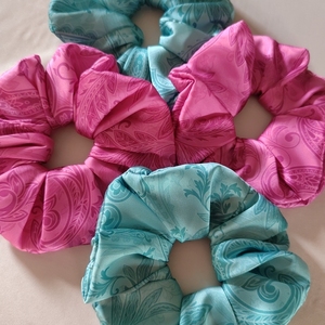 Σετ από δύο σατέν silk scrunchies λαστιχάκια μαλλιών φούξια και θαλασσί με λαχούρια 2τμχ - ύφασμα, λαστιχάκια μαλλιών, δώρο γεννεθλίων - 5