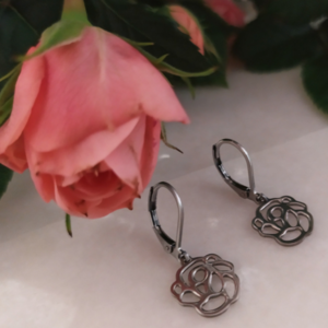 Ατσάλινα μικρά σκουλαρίκια με κρεμαστό τριαντάφυλλο,2,5εκ - κρίκοι, λουλούδι, μικρά, ατσάλι, φθηνά - 2
