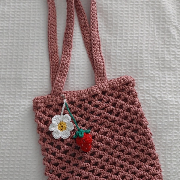 Καλοκαιρινή τσάντα με μακριά χερούλια, από βαμβακερό νήμα και μπρελόκ λουλούδι/φράουλα - νήμα, all day, χειρός, πλεκτές τσάντες