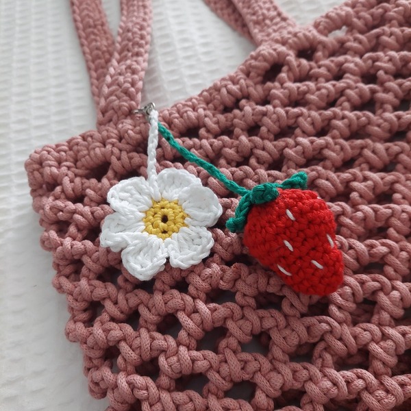 Καλοκαιρινή τσάντα με μακριά χερούλια, από βαμβακερό νήμα και μπρελόκ λουλούδι/φράουλα - νήμα, all day, χειρός, πλεκτές τσάντες - 2