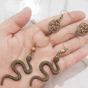 Σκουλαρίκια φίδι με charms και μεταλλικά στοιχεία, κρεμαστά Snake earrings - χάντρες, μπρούντζος, μεταλλικά στοιχεία, κρεμαστά, γάντζος - 4