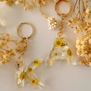Μπρελόκ μονόγραμμα "Μελισσούλα" από υγρό γυαλί με αποξηραμένα λουλούδια - γυαλί, λουλούδια, μονογράμματα, μπρελοκ κλειδιών