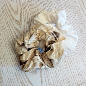 Σετ scrunchies 2 τεμ. βαμβακερά, μπεζ και λευκό - ύφασμα, σετ δώρου, δώρα για γυναίκες, λαστιχάκια μαλλιών - 4