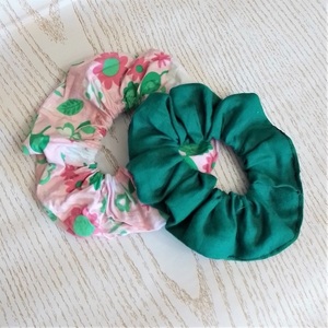 Σετ scrunchies 2 τεμ. βαμβακερά, σμαραγδί και ροζ φλοράλ - ύφασμα, σετ δώρου, δώρα για γυναίκες, λαστιχάκια μαλλιών - 3