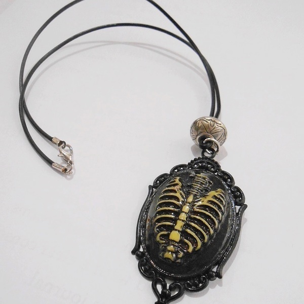 Μενταγιόν με cameo και μεταλλικές χάντρες Skeleton ribcage necklace - χάντρες, ατσάλι, μεταλλικά στοιχεία, μενταγιόν