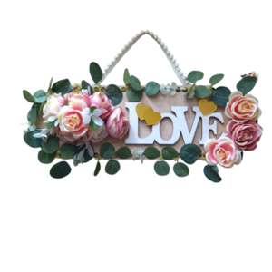 Στεφάνι με τριαντάφυλλα και ξύλινη επιγραφή "Love" - στεφάνια