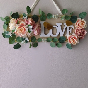 Στεφάνι με τριαντάφυλλα και ξύλινη επιγραφή "Love" - στεφάνια - 4
