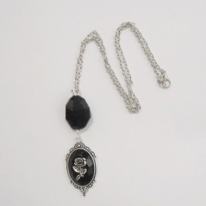 Κολιέ μαύρο τριαντάφυλλο cameo με χάντρες Rose pendant Romantic pendant Victorian necklace - χάντρες, plexi glass, μεταλλικά στοιχεία, μενταγιόν