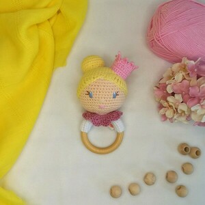 Κουδουνίστρα πλεκτή ξανθιά πριγκίπισσα, ροζ στέμμα και γιακά σάπιο μήλο - 13εκ - κορίτσι, λούτρινα, βρεφικά, μασητικό - 2