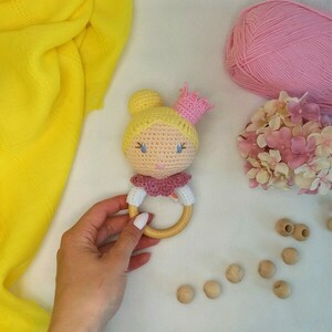 Κουδουνίστρα πλεκτή ξανθιά πριγκίπισσα, ροζ στέμμα και γιακά σάπιο μήλο - 13εκ - κορίτσι, λούτρινα, βρεφικά, μασητικό - 4
