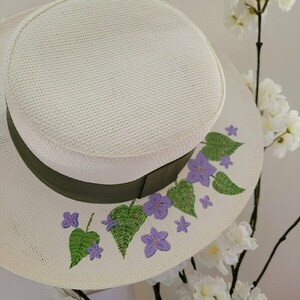 Ψάθινο καπέλο ζωγραφισμένο στο χέρι - μωβ λουλουδάκια - ζωγραφισμένα στο χέρι, ψάθινα - 3