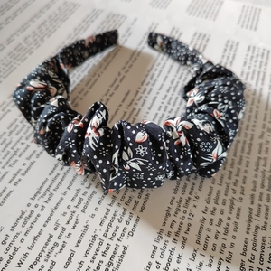 Χειροποίητη scrunchie Στέκα μαλλιών floral μαύρη 1 τμχ 40 εκ - ύφασμα, λουλούδια, στέκες μαλλιών παιδικές, στέκες, δώρο γεννεθλίων - 2