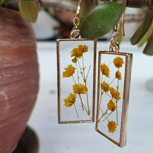 κρεμαστά σκουλαρίκια με κίτρινα άνθη γυψοφίλης σε υγρό γυαλί - γυαλί, λουλούδι, ατσάλι, κρεμαστά - 2