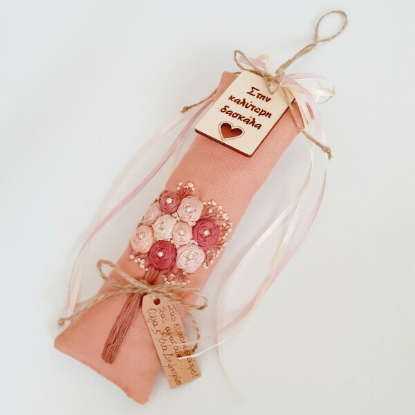 "Pink roses for the teacher" κεντημένο κρεμαστό μαξιλαράκι. - κεντητά, λουλουδάτο, διακοσμητικά - 2