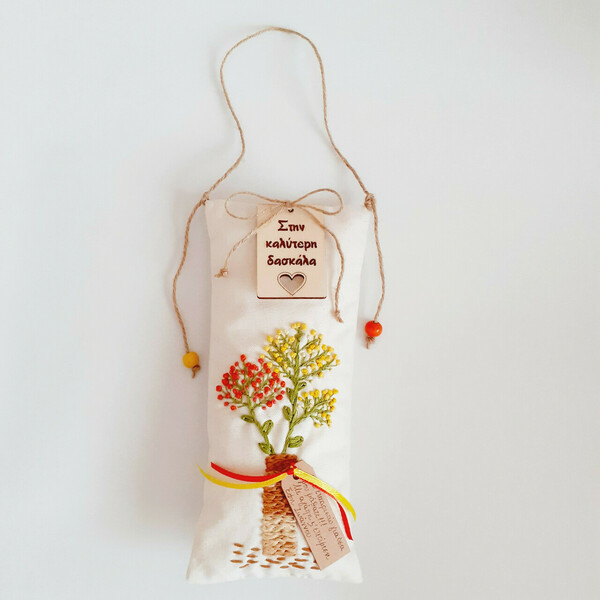 "Flowers in the vase for the teacher" κεντημένο κρεμαστό μαξιλαράκι. - κεντητά, διακοσμητικά