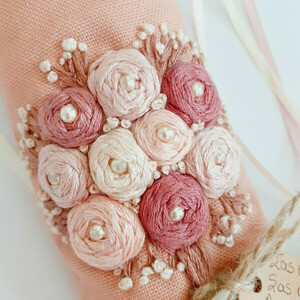 "Pink roses for the teacher" κεντημένο κρεμαστό μαξιλαράκι. - κεντητά, λουλουδάτο, διακοσμητικά - 3