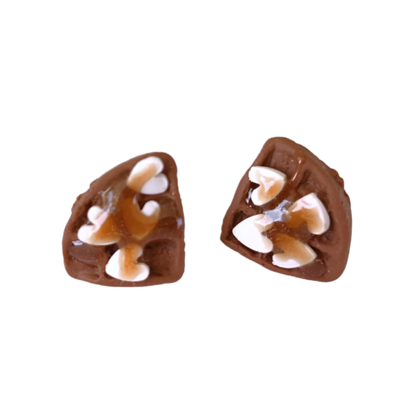 Σκουλαρίκια καρφωτά βάφλες σοκολάτα με λευκές καρδιές με πολυμερικό πηλό / μεσαία / ατσάλι / Twice Treasured - πηλός, cute, καρφωτά, γλυκά, kawaii