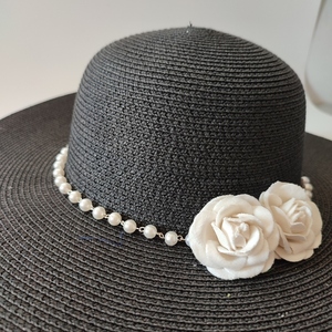 " COCO No5 Hat "Καπέλο μαύρο τύπου Floppy με χειροποίητο ροζάριο από πέρλες και άσπρα χειροποίητα λευκά σουεντ τριαντάφυλλα - ψάθινα - 2