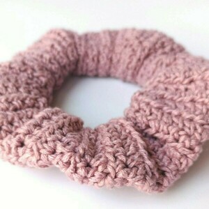 makeba handmade πλεκτό scrunchie ροζ - νήμα, λαστιχάκια μαλλιών - 2