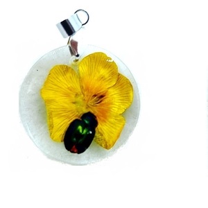 Μενταγιόν στρογγυλό από υγρό γυαλί με κίτρινο λουλούδι και σκαραβαίο - κοντά, ατσάλι, εποξική ρητίνη, μενταγιόν - 2