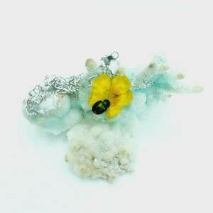 Μενταγιόν στρογγυλό από υγρό γυαλί με κίτρινο λουλούδι και σκαραβαίο - κοντά, ατσάλι, εποξική ρητίνη, μενταγιόν - 3