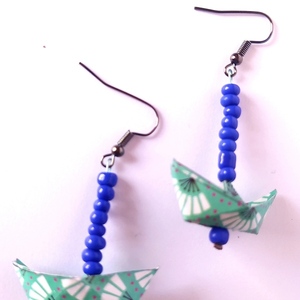 Origami earrings καραβάκια και μπλε χάντρες! - χαρτί, καραβάκι, κρεμαστά, πρακτικό δωρο - 2