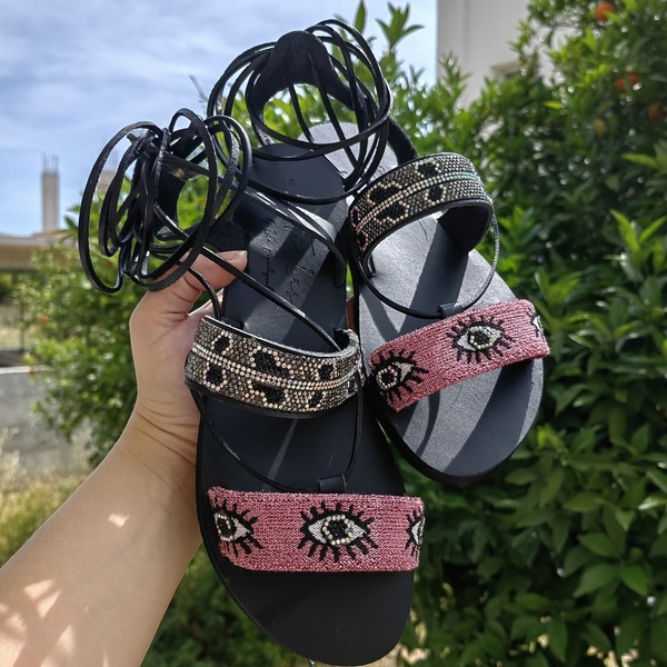 Χειροποίητο μαύρο δερμάτινο σανδάλι gladiator με μάτι σε ροζ τρέσα και μαύρα και ιριδίζοντα στρασάκια - δέρμα, στρας, boho, φλατ - 3