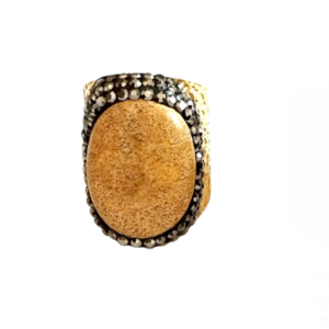 Δαχτυλίδι από ατσάλι σφυρήλατο με ημιπολύτιμες πέτρες μαρκασίτες και μεγάλη κεντρική πέτρα αχάτη. Το δαχτυλίδι είναι ρυθμιζόμενο. - αχάτης, σφυρήλατο, ατσάλι, αυξομειούμενα
