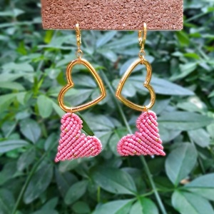Κρεμαστά σκουλαρίκια ροζ καρδούλες με ατσάλινα στοιχεία σε χρυσό χρώμα - καρδιά, μακραμέ, ατσάλι, κρεμαστά - 2