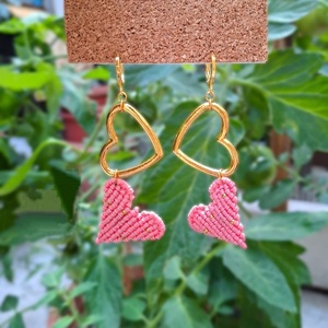 Κρεμαστά σκουλαρίκια ροζ καρδούλες με ατσάλινα στοιχεία σε χρυσό χρώμα - καρδιά, μακραμέ, ατσάλι, κρεμαστά - 3