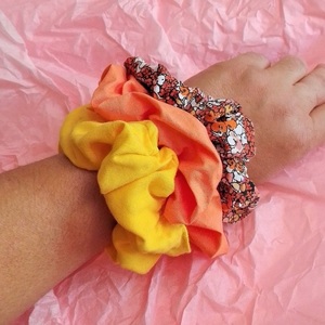 Σετ scrunchies 3 τεμ. βαμβακερά φλοράλ, πορτοκαλί και κίτρινο - ύφασμα, σετ δώρου, δώρα για γυναίκες, λαστιχάκια μαλλιών - 3
