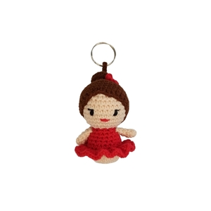 Πλεκτό μπρελόκ μπαλαρίνα με κόκκινο φόρεμα - 9εκ - κορίτσι, βαμβακερό νήμα, αυτοκινήτου, σπιτιού, μπρελοκ κλειδιών