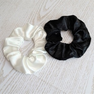 Σετ scrunchies 2 τεμ. σατέν λευκό και μαύρο - ύφασμα, μαμά, δασκάλα, σετ δώρου, λαστιχάκια μαλλιών - 2