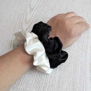 Σετ scrunchies 2 τεμ. σατέν λευκό και μαύρο - ύφασμα, μαμά, δασκάλα, σετ δώρου, λαστιχάκια μαλλιών - 3